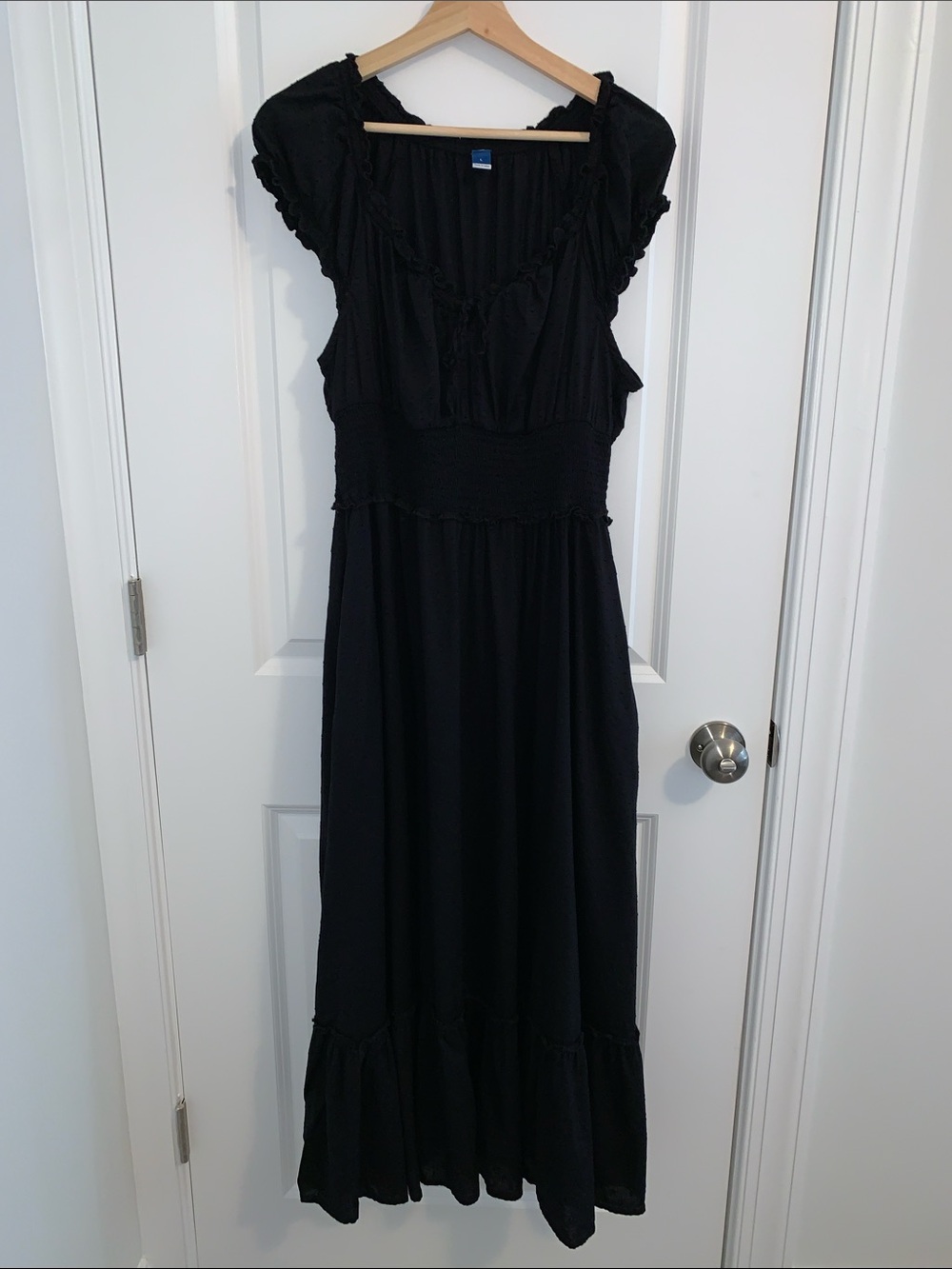 Old Navy maxi dress. Black dotted Swiss material, gathered waist, cap sleeves L